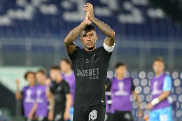Foto colorida de Paulinho, com a camisa do Corinthians, em jogo contra o Nacional do Paraguai em 2024 - Metrópoles
