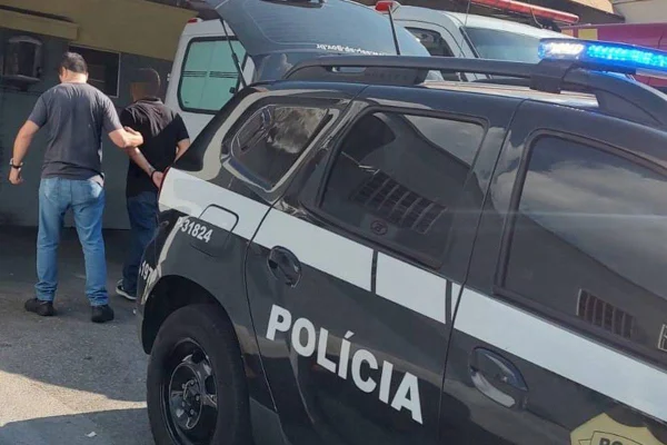 Homem preso por importunação sexual. Ele se masturbava em cima de uma moto - Metrópoles