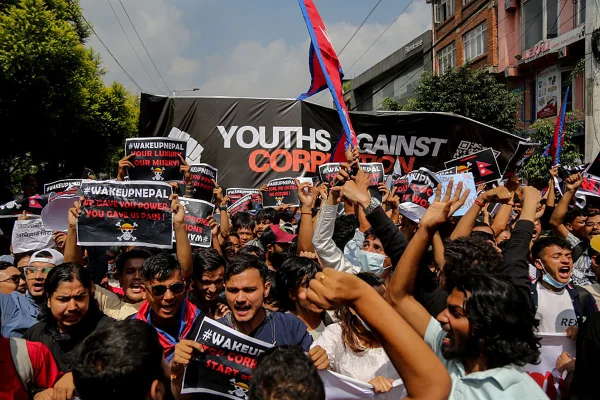 Imagem colorida de jovens protestando no Nepal