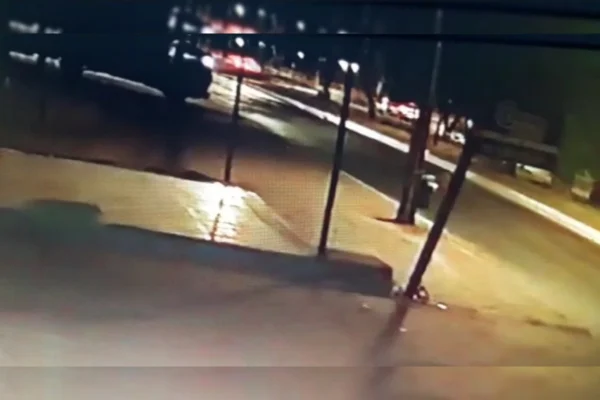 Câmera de segurança flagra momento em que motorista embriagado atropela um dos motociclistas em Ceilândia