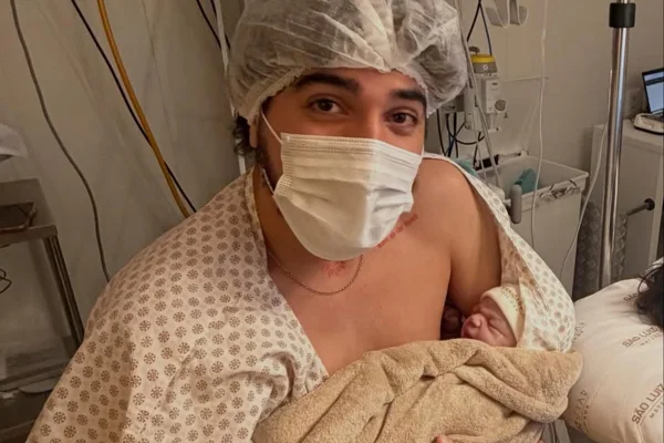 Nattanzinho serve de "cama" para Zuza e baba: "Como não se apaixona?" - Metrópoles