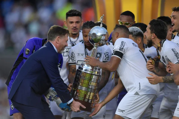 Imagem colorida do Botafogo levantando a taça da Libertadores - Metrópoles