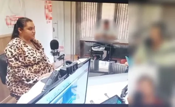 mulher em programa de rádio