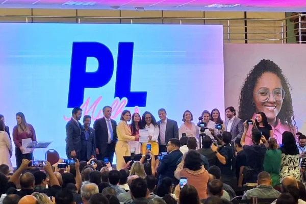 Imagem colorida de evento de filiação da secretária estadual de Políticas para a Mulher, Sonaira Fernandes, ao PL; evento teve a presença do governador Tarcísio de Freitas - Metrópoles