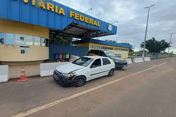 Passageiro se joga de carro em movimento e PRF persegue e prende motorista