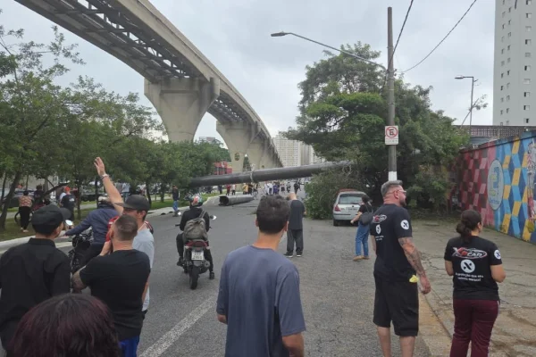 Guindaste cai sobre trilho e provoca acidente com trem da Linha 15-Prata - destaque galeria Guindaste cai sobre trilho e provoca acidente com trem da Linha 15-Prata - destaque galeria