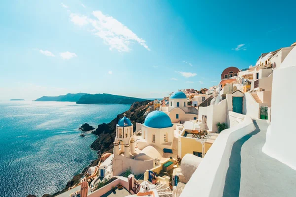 Foto colorida de ilha de Santorini, na Grécia - Metrópoles