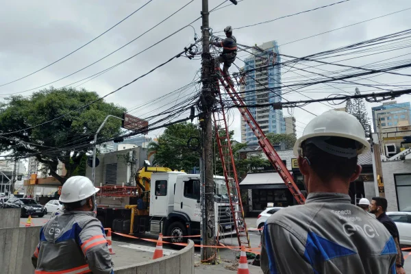 Imagem mostra equipe da Enel trabalhando em poste na zona oeste de SP. Apagão - Metrópoles