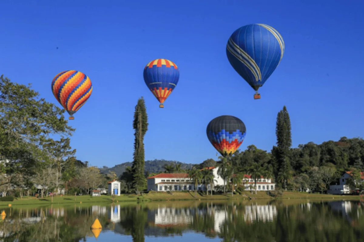 Vários municípios de Minas são conhecidos pela prática e de balonismo, como Tiradentes e São Lourenço. Vários municípios de Minas são conhecidos pela prática e de balonismo, como Tiradentes e São Lourenço.