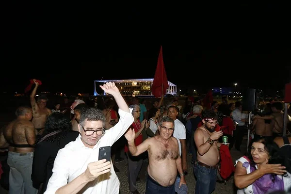 Sem camisa, ex-ministro de Lula comemora em frente ao STF