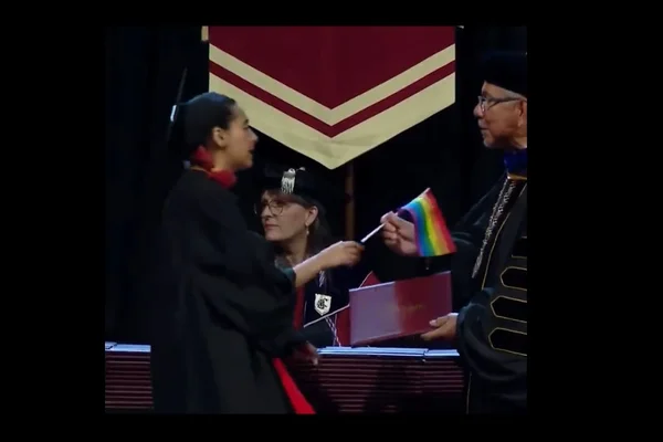 Alunos protestam contra política anti-LGBT dando bandeiras do orgulho