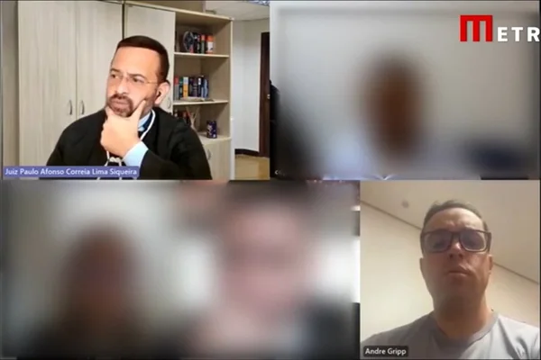 Juiz conversa com homem branco de camisa verde - Metrópoles