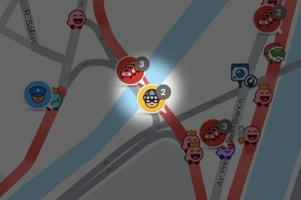 Imagem colorida mostra aplicativo waze com alerta de insegurança. Metrópoles