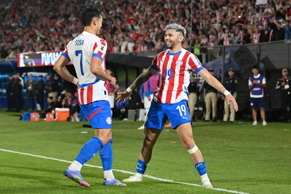 Imagem colorida de jogadores do Paraguai comemorando - Metrópoles