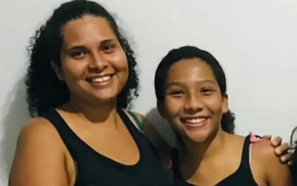 imagem colorida mostra a adolescente amelia vitoria e a mãe - Metrópoles