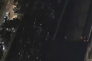 Fogo em trem paralisa linhas 11, 12 e 13 e usuários andam nos trilhos - imagem 2 Fogo em trem paralisa linhas 11, 12 e 13 e usuários andam nos trilhos - imagem 2