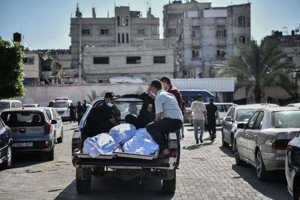 Imagem colorida mostra Palestinos comparecem à cerimônia fúnebre dos palestinos que morreram durante os ataques aéreos de Israel a Gaza - Metrópoles