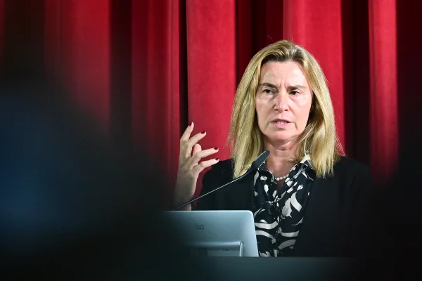 Imagem colorida de Federica Mogherini