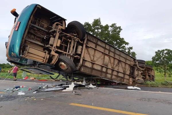 Acidente com ônibus deixa um morto e interdita BR-020
