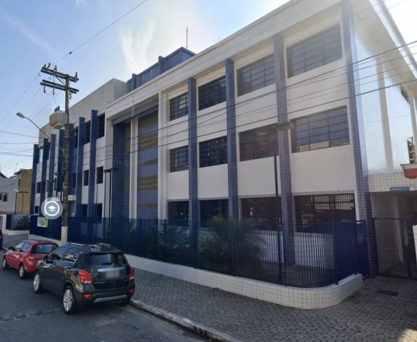 Foto colorida da fachada do colégio E. M. Vereador Felipe Avelino Moraes; uma professora da instituição admitiu ter beijado um aluno - Metrópoles