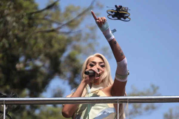 Imagem colorida mostra A cantora Pabllo Vittar cantando no Bloco da Pabllo no Carnaval de SP - Metrópoles