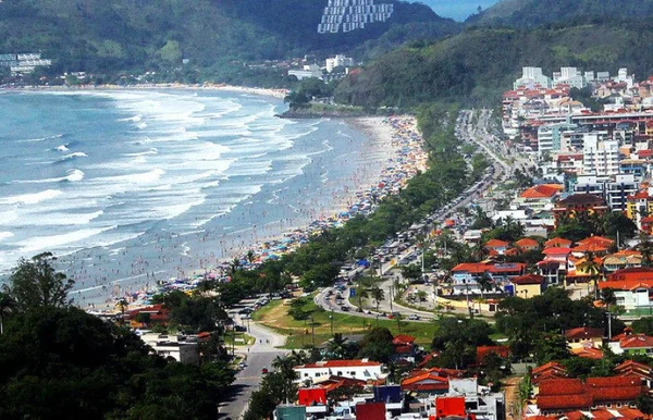 Fotografia colorida mostra orla de Ubatuba