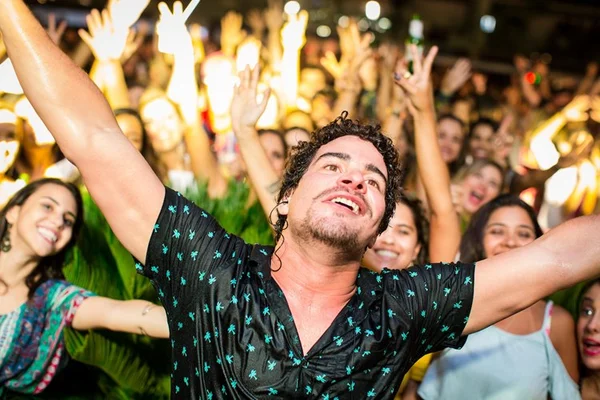 Thiago Martins é acusado de assédio durante show e se pronuncia na web