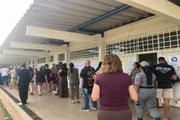Eleitores que chegaram às filas antes das 17h podem votar Eleitores que chegaram às filas antes das 17h podem votar