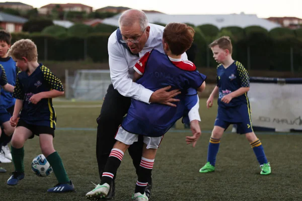 Primeiro Ministro australiano derruba garoto em jogo