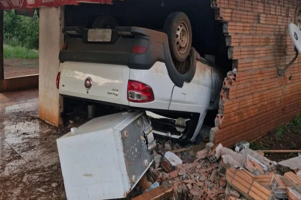 Imagem colorida mostra carro furtado após capotamento - Metrópoles