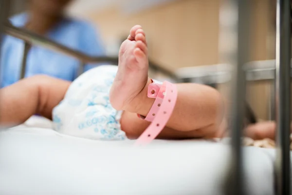 Imagem de um recém-nascido na UTI Neonatal - Metrópoles