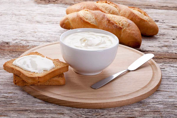 requeijão queijo com pão