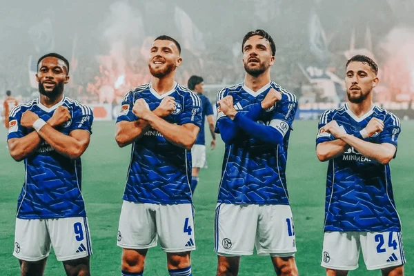 Jogadores do Schalke 04 comemorando gol diante do Fortuna