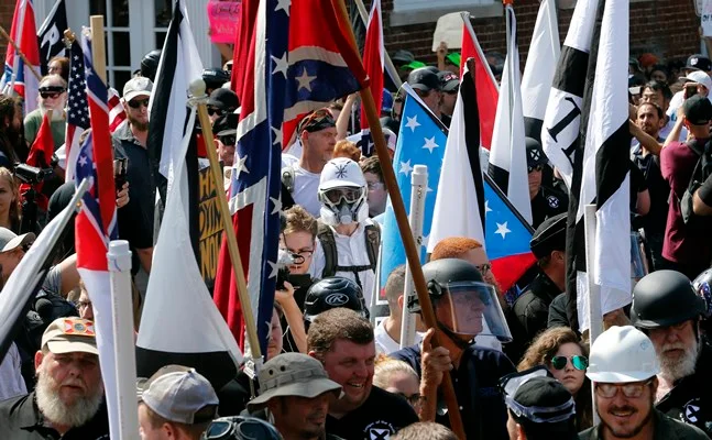 Onda de violência em Charlottesville, no Estado de Virginia (EUA), na manhã deste sábado (12), antes do início de um protesto marcado por grupos defensores da supremacia branca. Supremacistas e grupos opositores da manifestação atiraram objetos, além de trocar ofensas, socos e chutes entre si durante o ato. De acordo com a polícia, alguns manifestantes foram detidos e ao menos duas pessoas ficaram feridas. O presidente dos EUA, Donald Trump, condenou a violência que desencadeou na cidade. Onda de violência em Charlottesville, no Estado de Virginia (EUA), na manhã deste sábado (12), antes do início de um protesto marcado por grupos defensores da supremacia branca. Supremacistas e grupos opositores da manifestação atiraram objetos, além de trocar ofensas, socos e chutes entre si durante o ato. De acordo com a polícia, alguns manifestantes foram detidos e ao menos duas pessoas ficaram feridas. O presidente dos EUA, Donald Trump, condenou a violência que desencadeou na cidade.