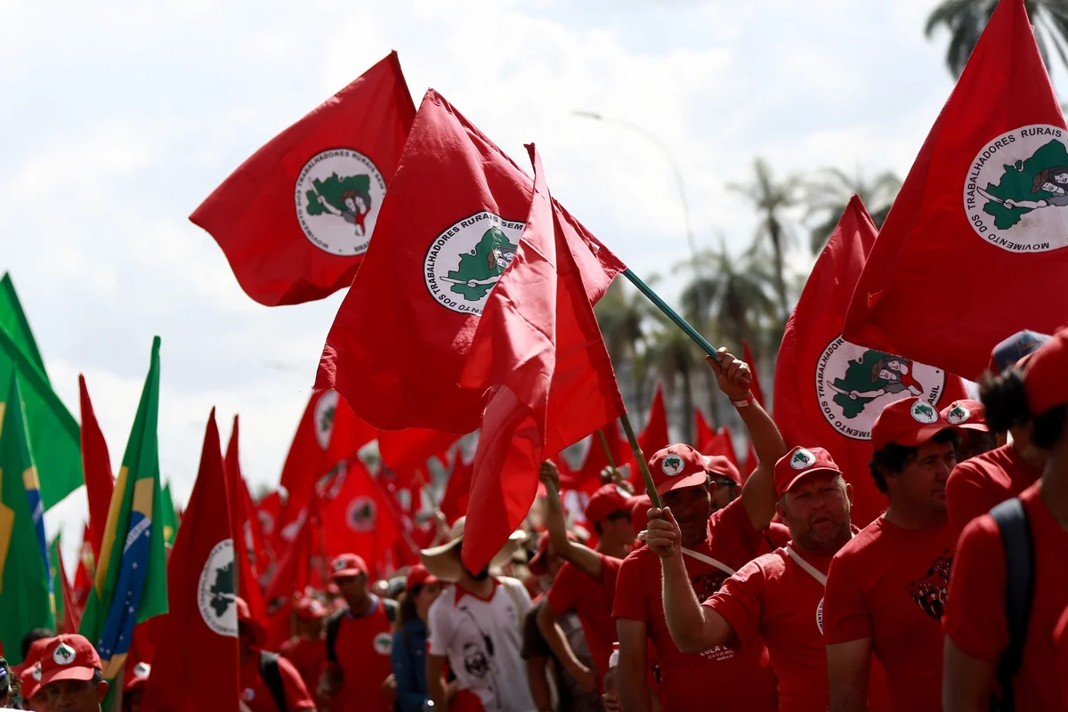 O Movimento dos Sem-Terra (MST) O Movimento dos Sem-Terra (MST)