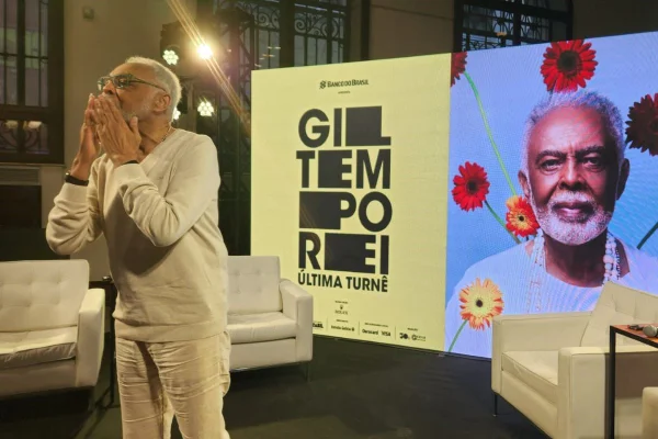 Imagem colorida mostra o cantor Gilberto Gil anunciando sua turnê de despedida - Metrópoles