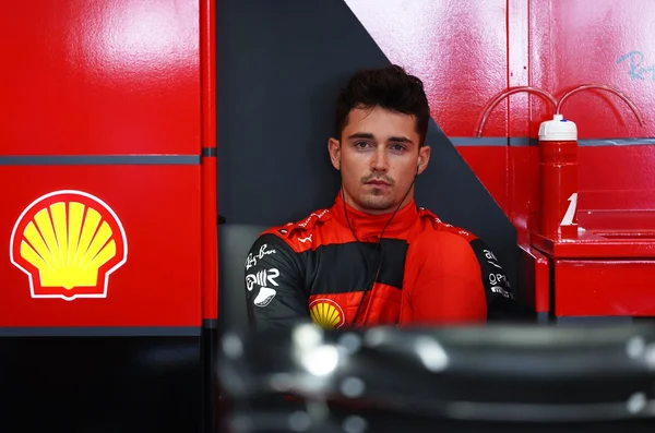 Leclerc lidera e Bottas surpreende no 1º treino da Arábia Saudita