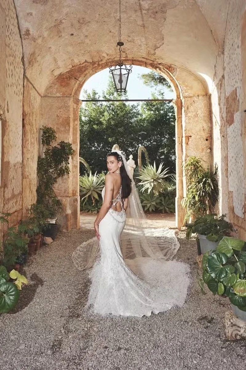 Dua Lipa é uma cantora britânica com ascendência albanesa Dua Lipa é uma cantora britânica com ascendência albanesa