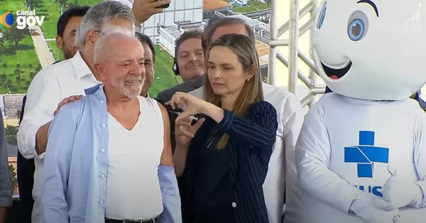 Lula tomando vacina de influenza