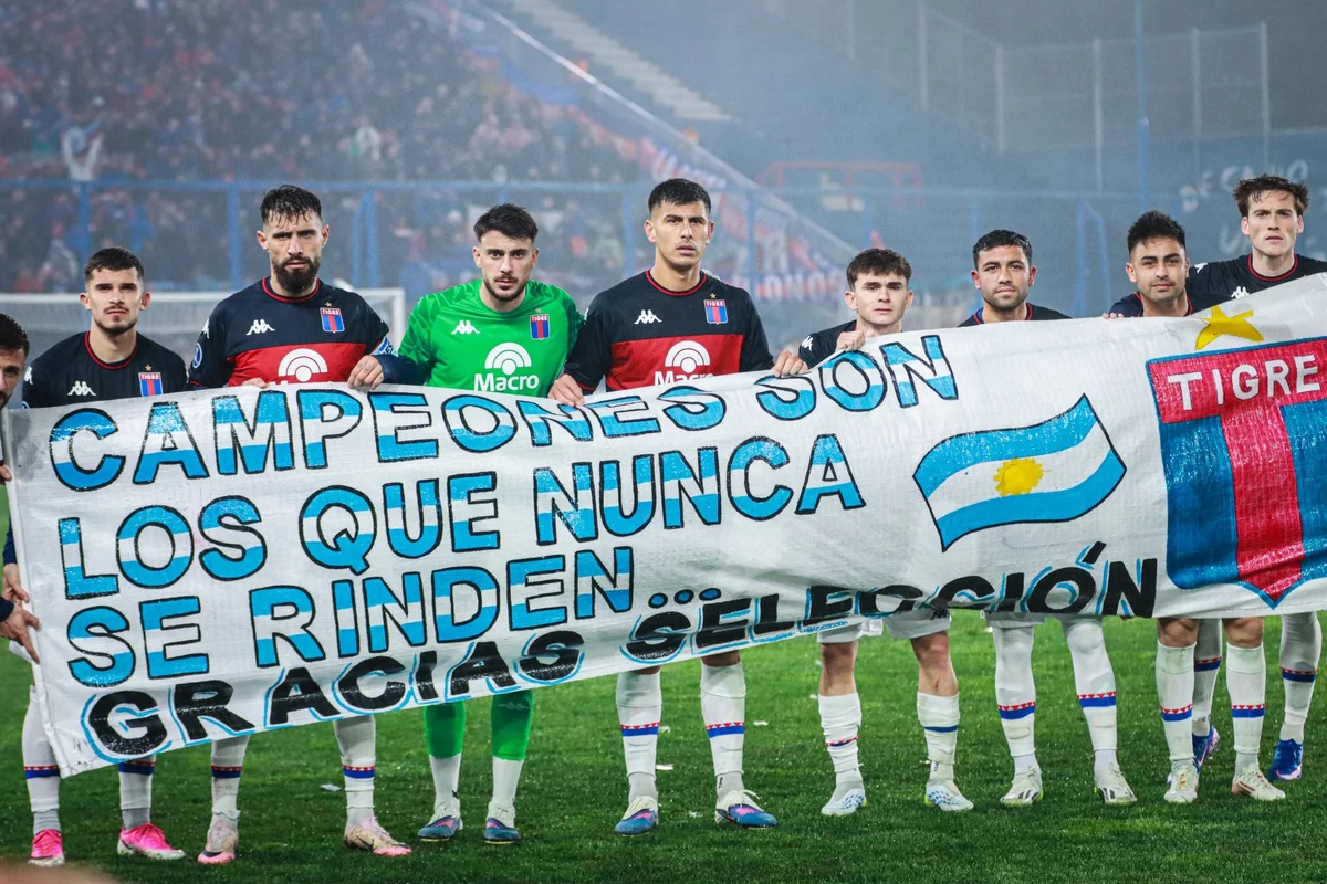 Jogadores do Tigre exibem faixa sobre as Malvinas na Sul-Americana - imagem 1 Jogadores do Tigre exibem faixa sobre as Malvinas na Sul-Americana - imagem 1