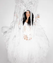 Joice Ternoli de "Floresta Fantasma" representa "o que restou do verde, da vida, de tudo aquilo que um dia respirou"