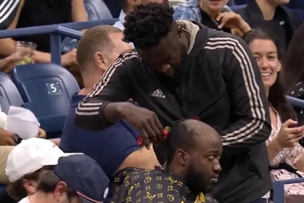 Torcedor corta o cabelo no US Open