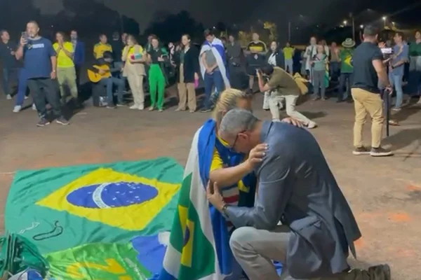 imagem colorida de vigília de apoiadores do ex-presidente jair bolsonaro