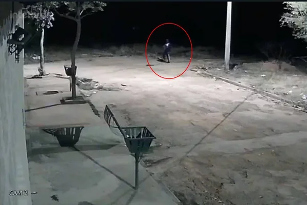 Vídeo: câmeras flagraram Lázaro esta madrugada próximo à casa da ex-sogra, em Águas Lindas (GO)