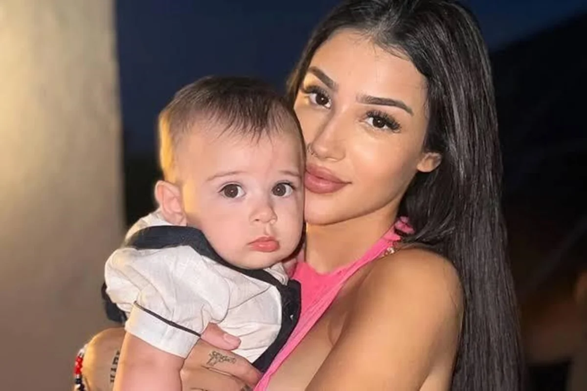 Bia Miranda posa com Kaleb no colo ainda bebê Bia Miranda posa com Kaleb no colo ainda bebê
