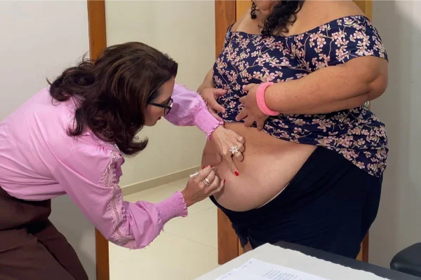 Imagem colorida mostra profissional da saúde aplicando tirzepatida em paciente - Metrópoles