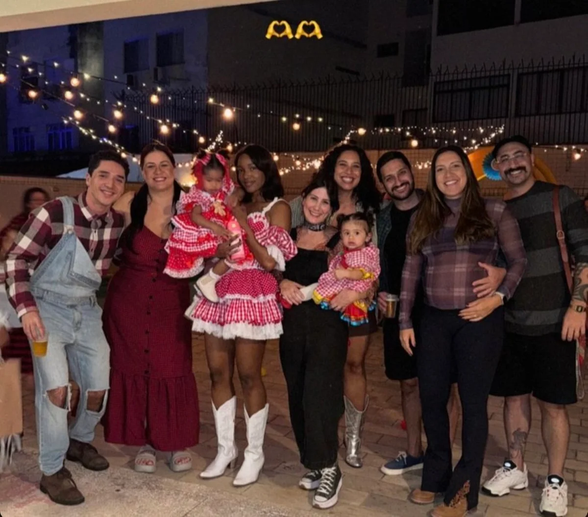 João Vitor Silva e Iza posam com amigos durante festa típica João Vitor Silva e Iza posam com amigos durante festa típica