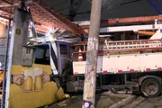 Caminhão da SP Regula invade bar no Sacomã