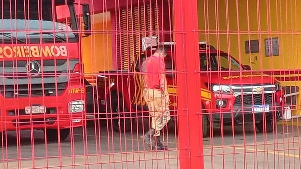 Vídeo: jovem luta com bandido, é esfaqueado e pede ajuda a bombeiros