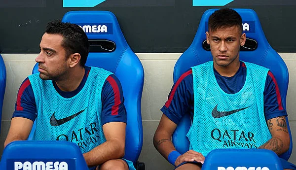 Vídeo: em 2015, Xavi deu tapa na cara de Neymar; agora “bateu” de novo